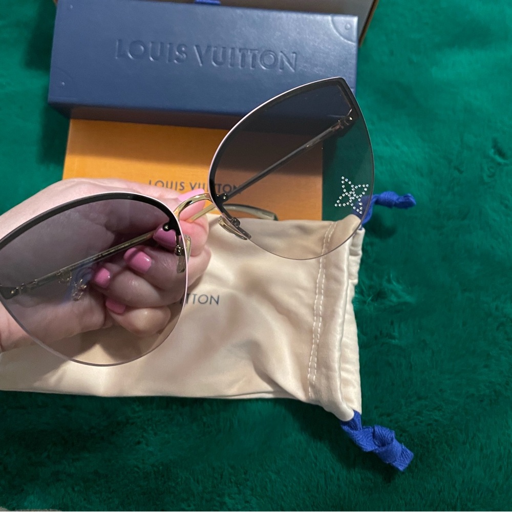 New never worn, Louis Vuitton sunglasses, LV Glam Cat Eye Sunglasses item#Z2012U